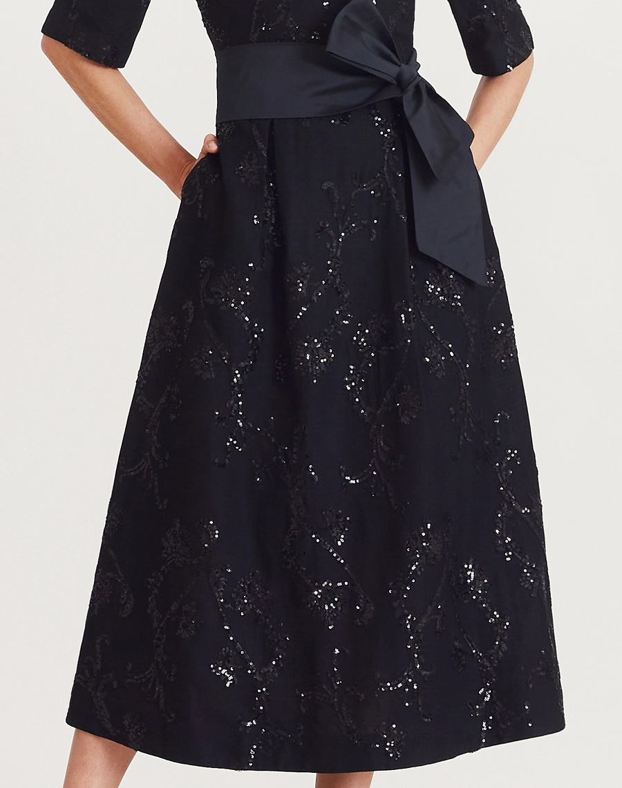 Vestido midi de linho bordado com mangas 3/4, faixa e brilho sutil. Elegância clássica para eventos, festas, casamentos e ocasiões especiais.