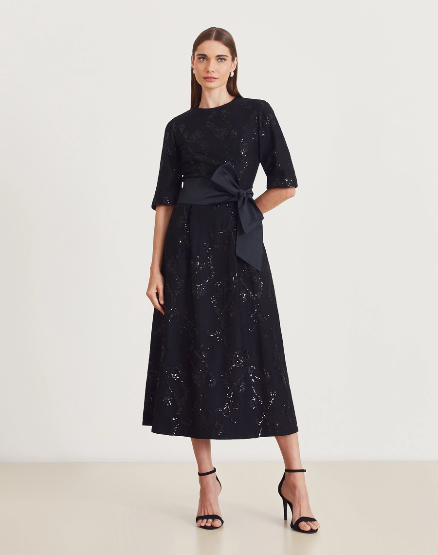 Vestido midi de linho bordado com mangas 3/4, faixa e brilho sutil. Elegância clássica para eventos, festas, casamentos e ocasiões especiais.