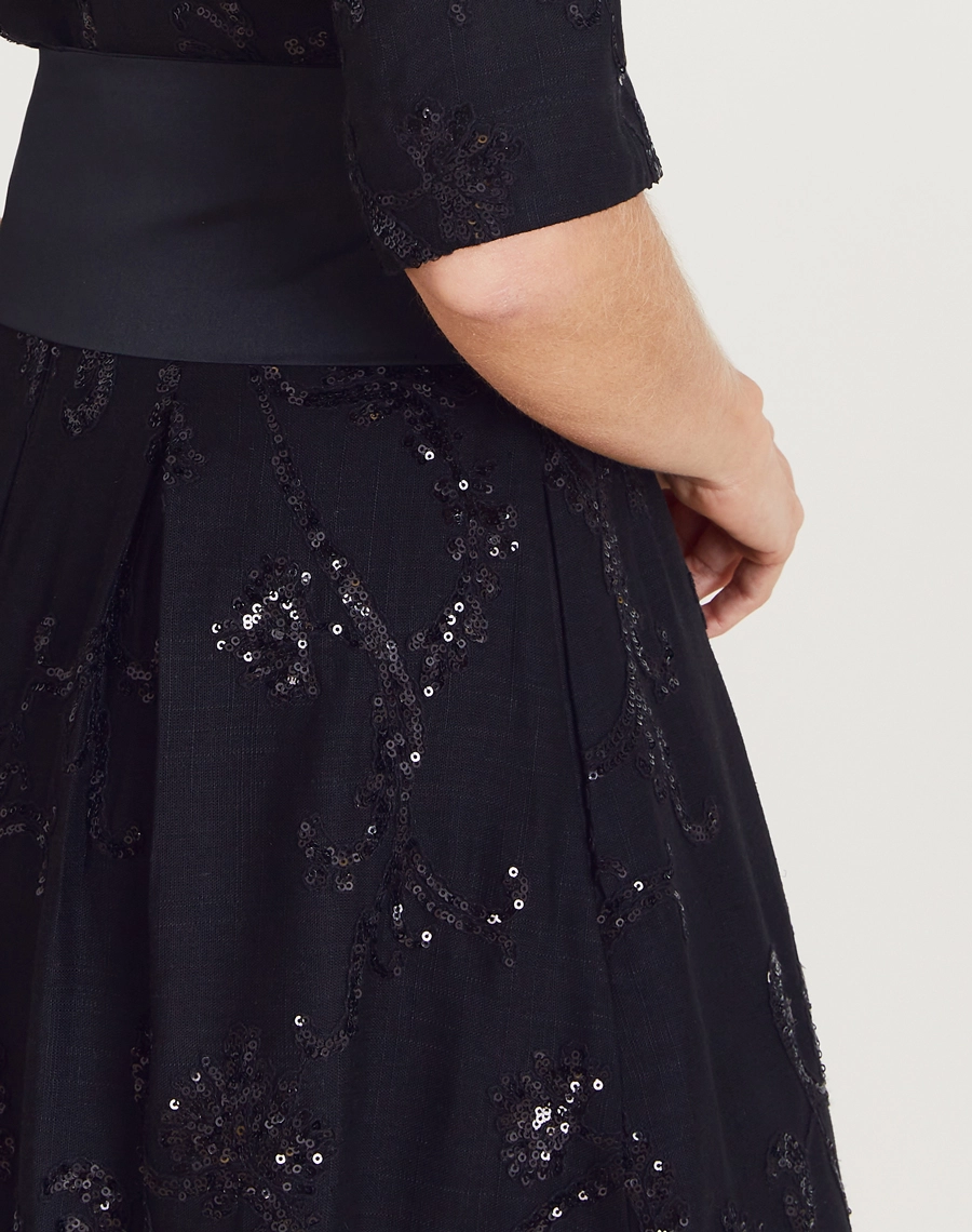Vestido midi de linho bordado com mangas 3/4, faixa e brilho sutil. Elegância clássica para eventos, festas, casamentos e ocasiões especiais.