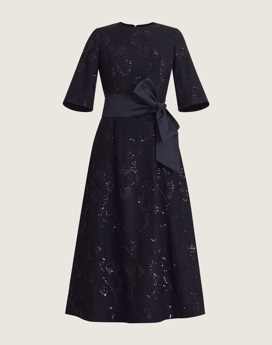 Vestido midi de linho bordado com mangas 3/4, faixa e brilho sutil. Elegância clássica para eventos, festas, casamentos e ocasiões especiais.