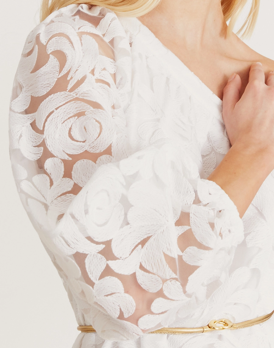Vestido midi em laise com arabescos florais em relevo, modelagem ombro único e caimento fluido. Ideal para eventos ao ar livre ou produções resort chic sofisticadas.