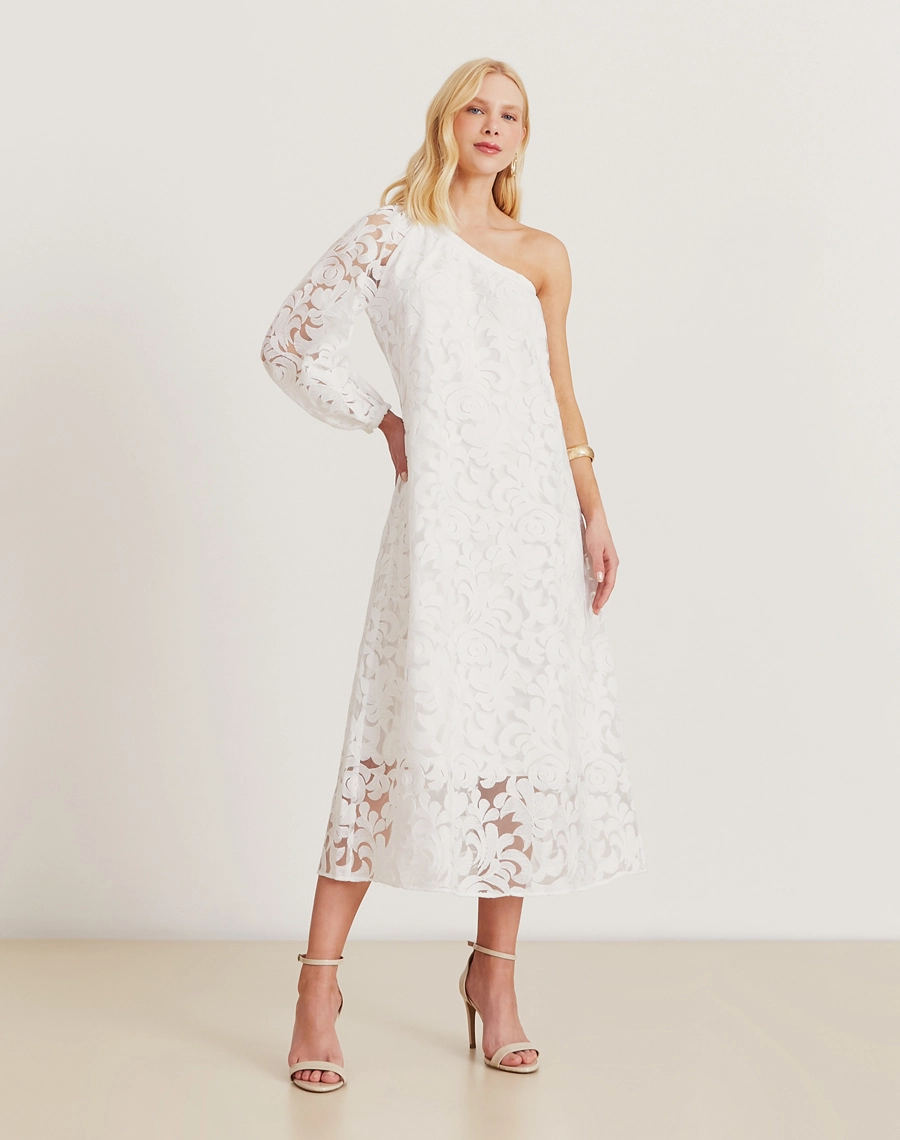 Vestido midi em laise com arabescos florais em relevo, modelagem ombro único e caimento fluido. Ideal para eventos ao ar livre ou produções resort chic sofisticadas.