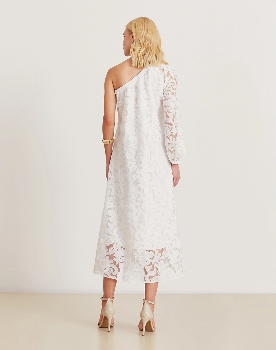 Vestido midi em laise com arabescos florais em relevo, modelagem ombro único e caimento fluido. Ideal para eventos ao ar livre ou produções resort chic sofisticadas.