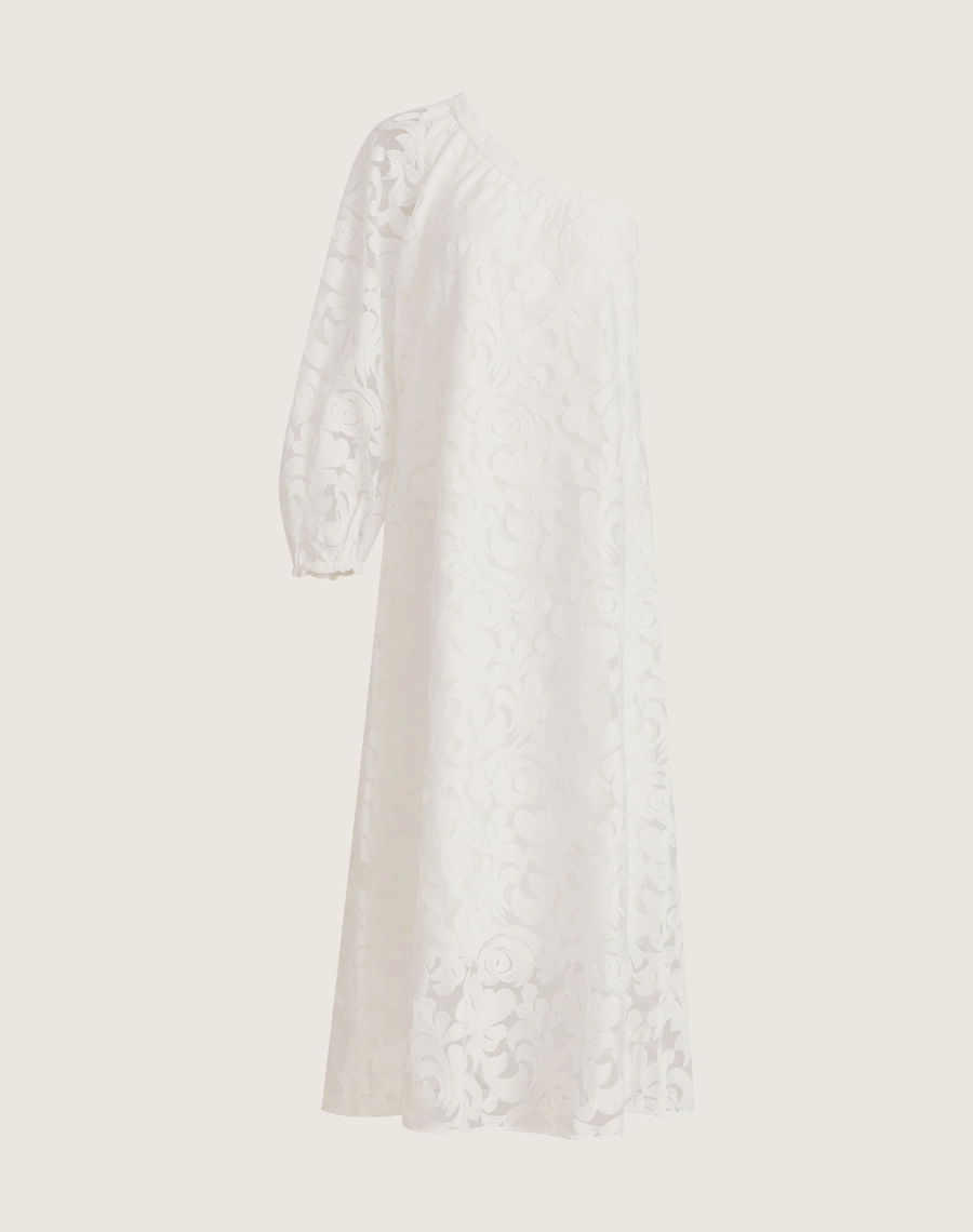 Vestido midi em laise com arabescos florais em relevo, modelagem ombro único e caimento fluido. Ideal para eventos ao ar livre ou produções resort chic sofisticadas.