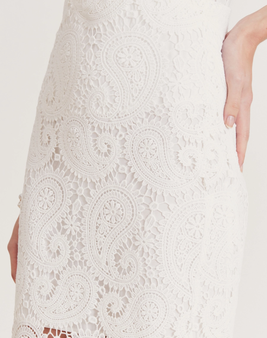 Saia midi em renda de algodão com padrão paisley, forro interno e fenda nas costas. Elegante, fresca e perfeita para eventos ao ar livre.