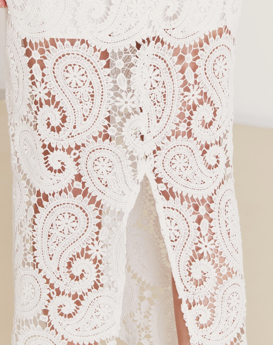 Saia midi em renda de algodão com padrão paisley, forro interno e fenda nas costas. Elegante, fresca e perfeita para eventos ao ar livre.
