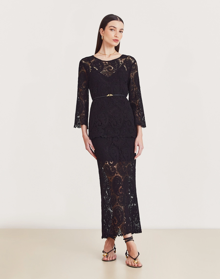 Saia midi em renda de algodão com padrão paisley, forro interno e fenda nas costas. Elegante, fresca e perfeita para eventos ao ar livre.