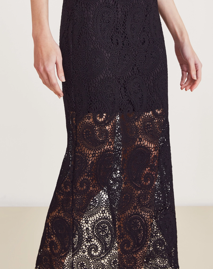 Saia midi em renda de algodão com padrão paisley, forro interno e fenda nas costas. Elegante, fresca e perfeita para eventos ao ar livre.