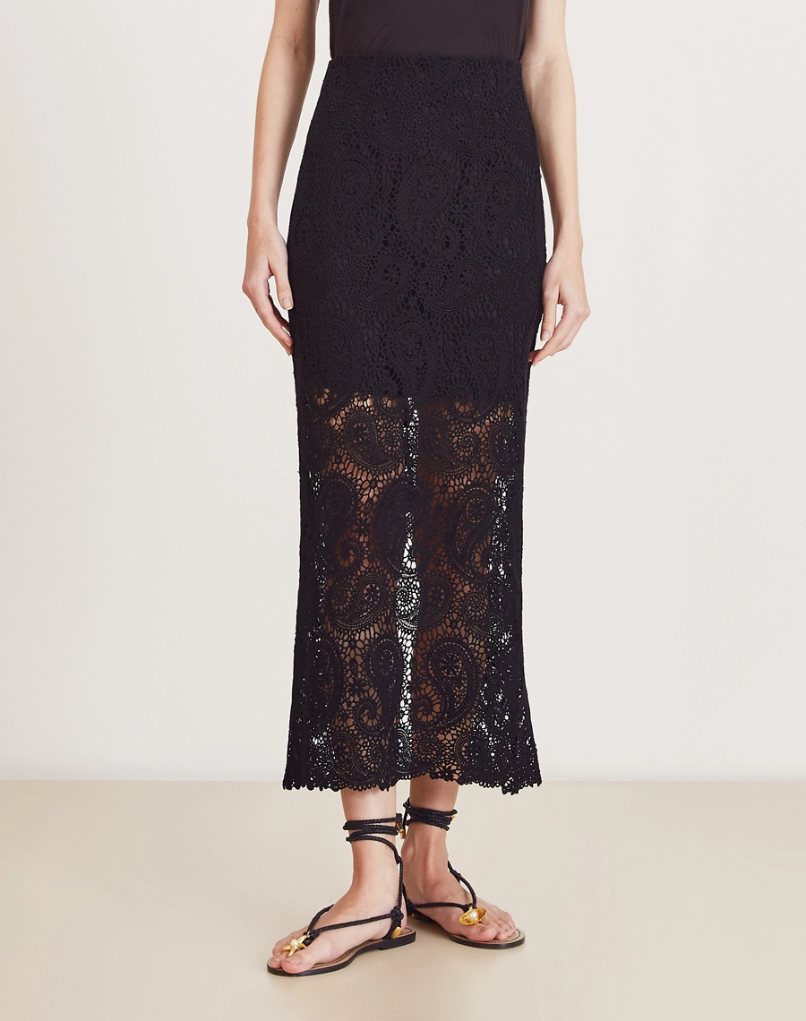 Saia midi em renda de algodão com padrão paisley, forro interno e fenda nas costas. Elegante, fresca e perfeita para eventos ao ar livre.