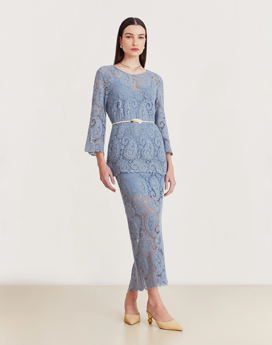 Saia midi em renda de algodão com padrão paisley, forro interno e fenda nas costas. Elegante, fresca e perfeita para eventos ao ar livre.