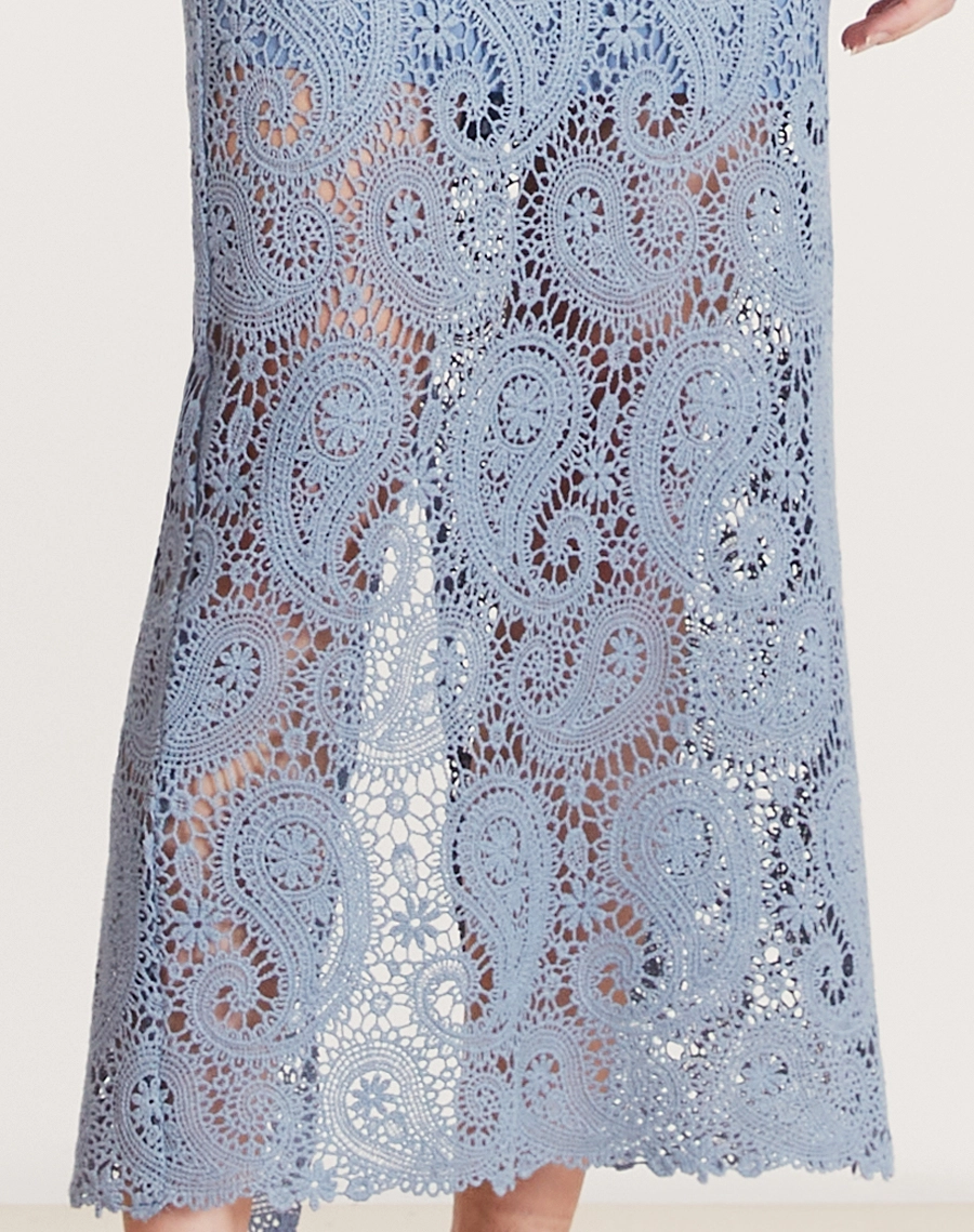 Saia midi em renda de algodão com padrão paisley, forro interno e fenda nas costas. Elegante, fresca e perfeita para eventos ao ar livre.