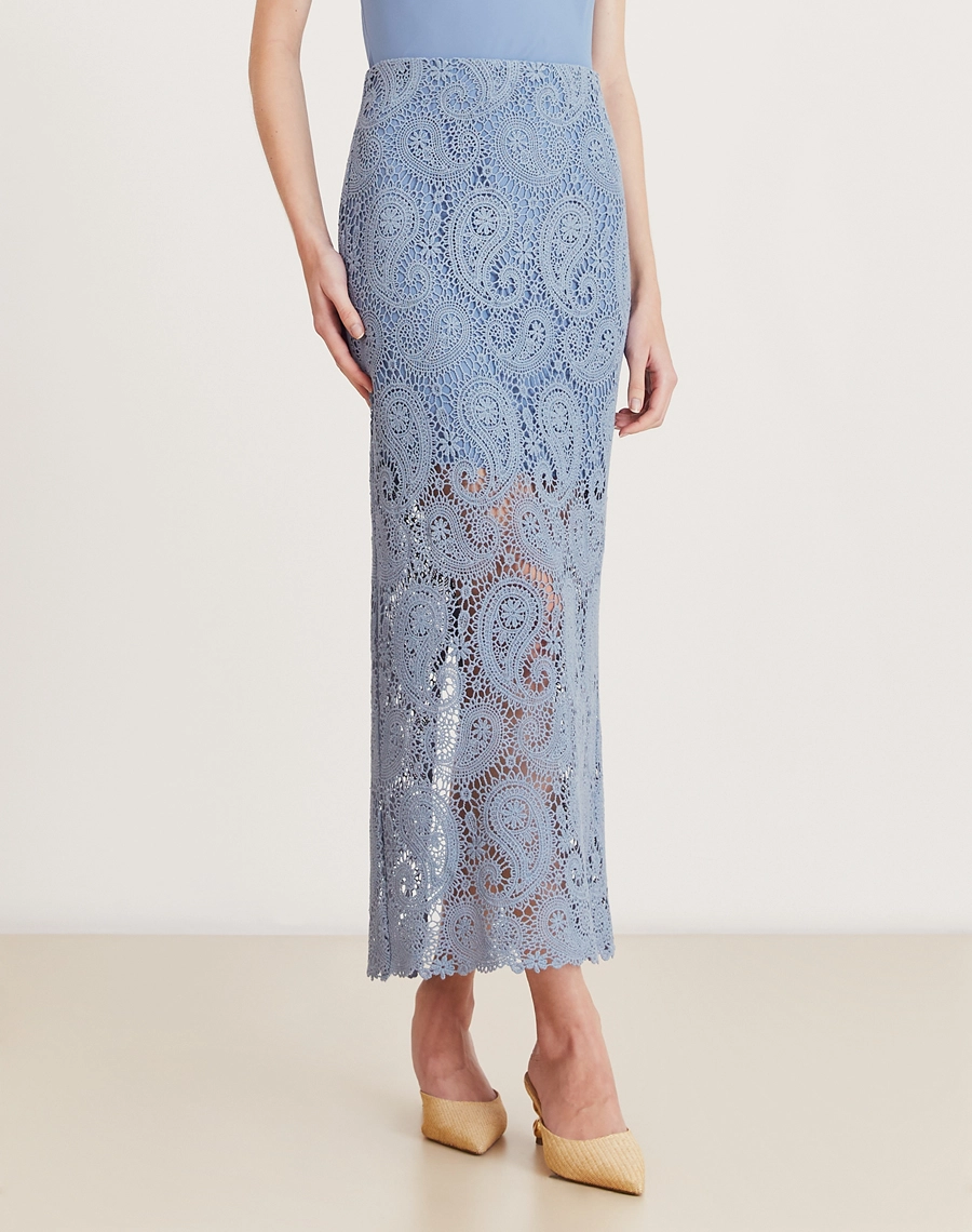 Saia midi em renda de algodão com padrão paisley, forro interno e fenda nas costas. Elegante, fresca e perfeita para eventos ao ar livre.