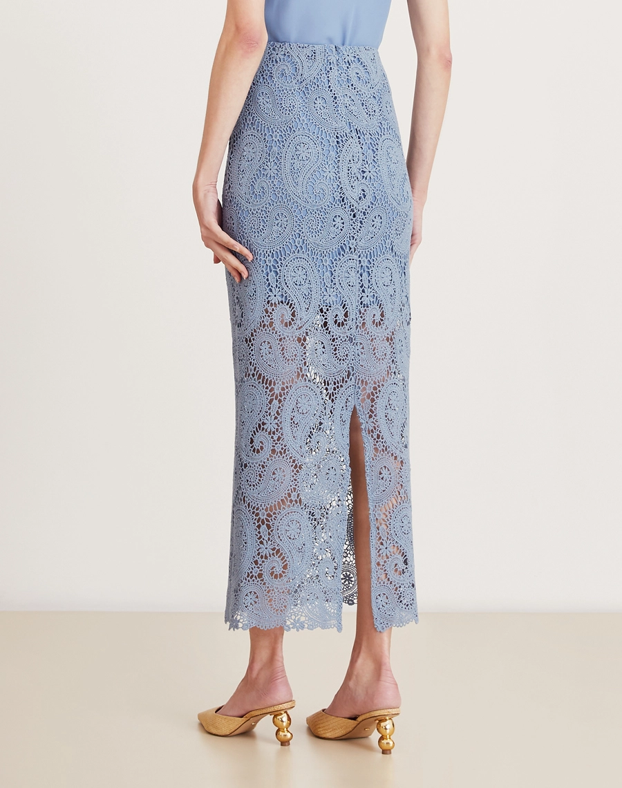 Saia midi em renda de algodão com padrão paisley, forro interno e fenda nas costas. Elegante, fresca e perfeita para eventos ao ar livre.