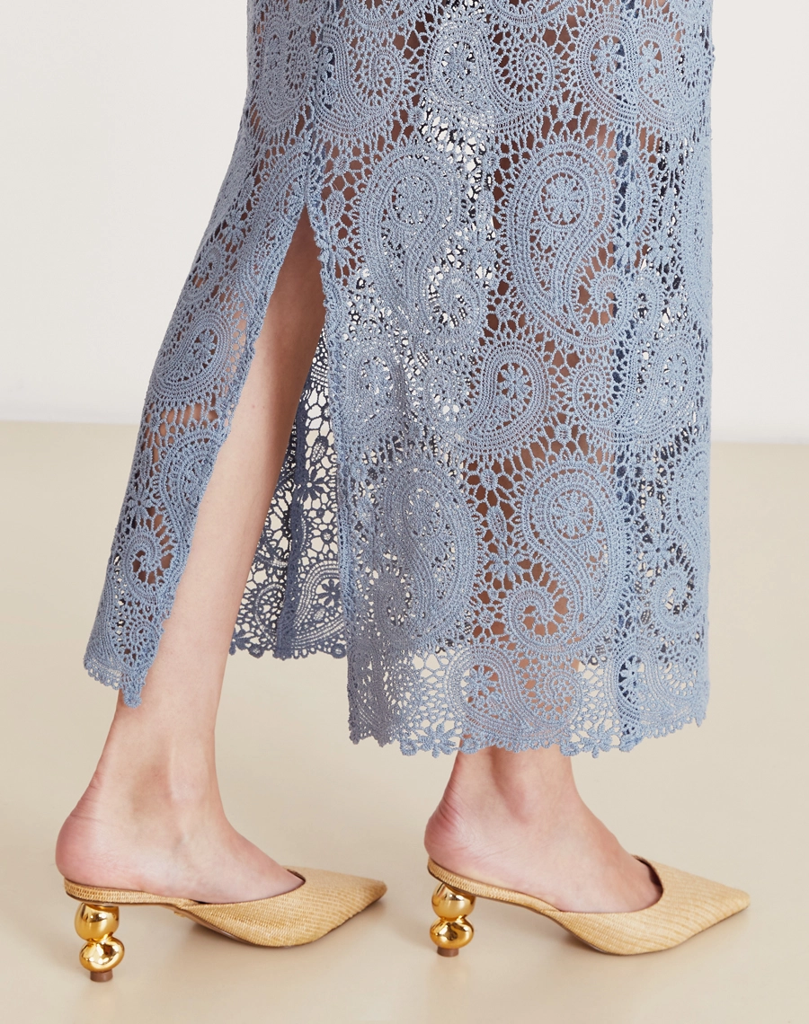 Saia midi em renda de algodão com padrão paisley, forro interno e fenda nas costas. Elegante, fresca e perfeita para eventos ao ar livre.