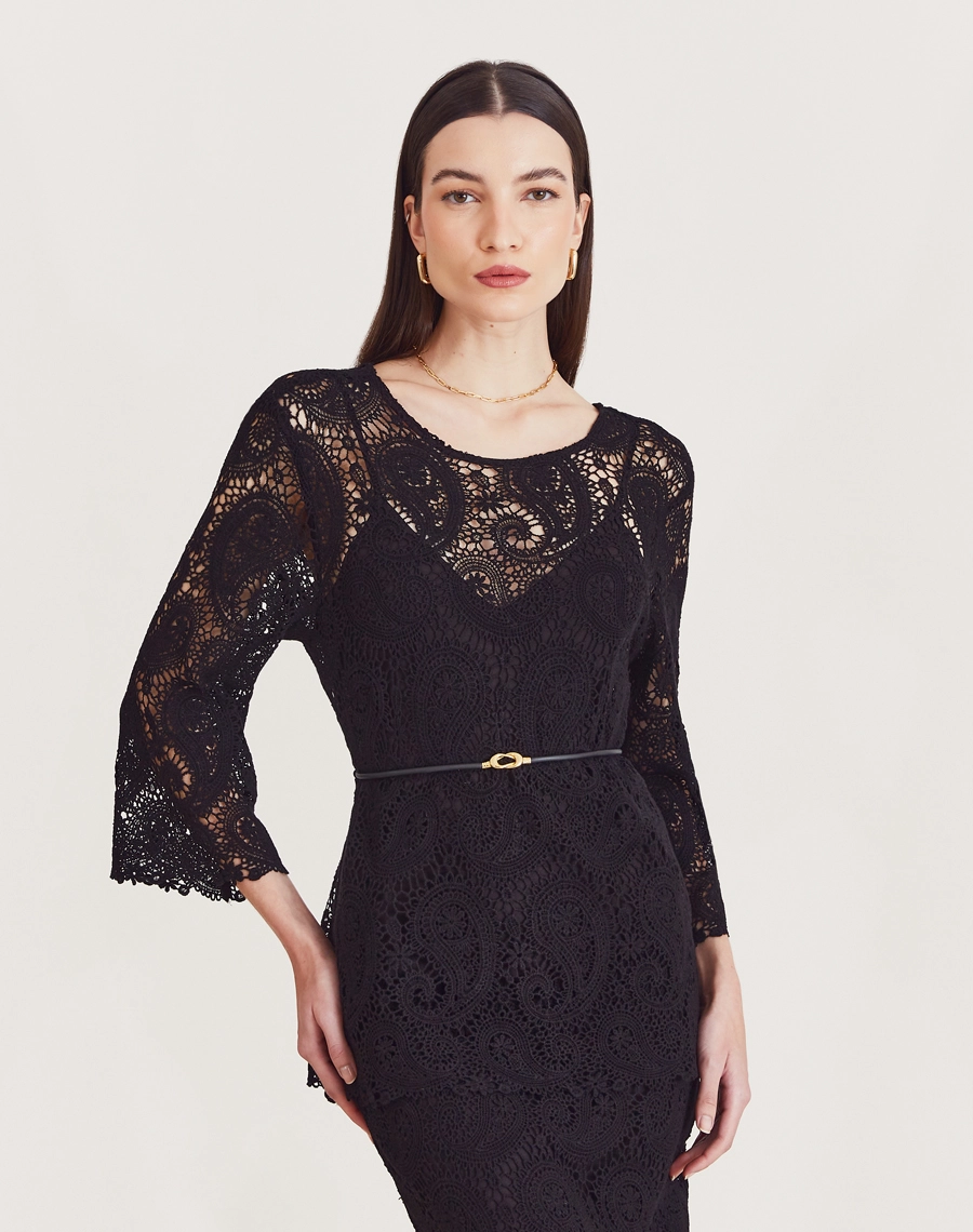 A Blusa Trancoso é confeccionada em renda de algodão, garantindo toque macio, caimento leve e sofisticação natural. É ideal para ocasiões especiais ao ar livre, celebrações diurnas ou looks resort chic elegantes e frescos.