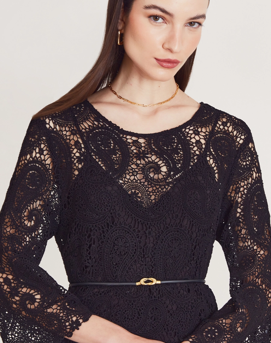 A Blusa Trancoso é confeccionada em renda de algodão, garantindo toque macio, caimento leve e sofisticação natural. É ideal para ocasiões especiais ao ar livre, celebrações diurnas ou looks resort chic elegantes e frescos.