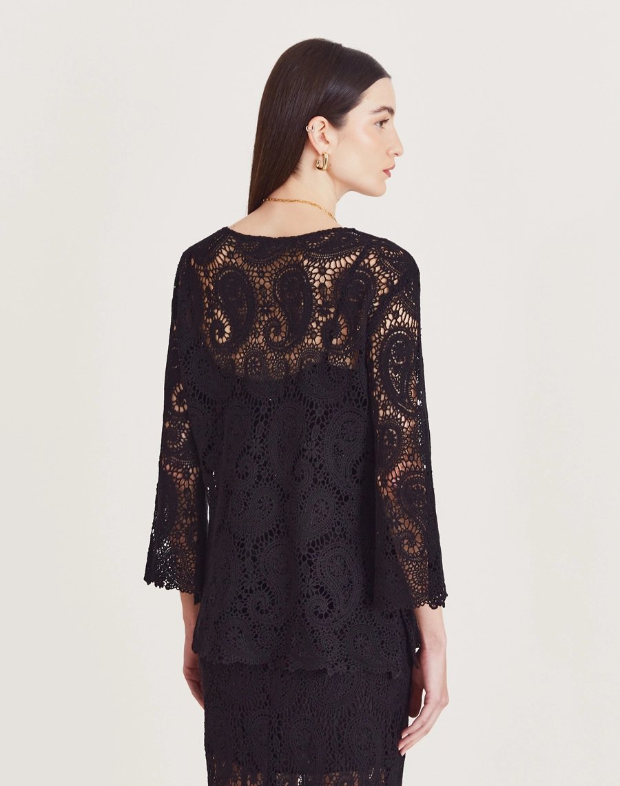 A Blusa Trancoso é confeccionada em renda de algodão, garantindo toque macio, caimento leve e sofisticação natural. É ideal para ocasiões especiais ao ar livre, celebrações diurnas ou looks resort chic elegantes e frescos.