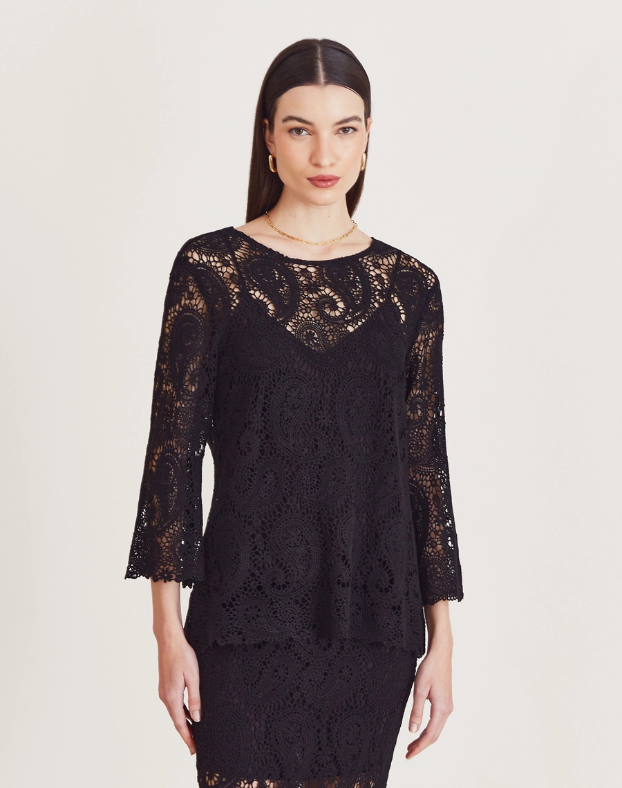 A Blusa Trancoso é confeccionada em renda de algodão, garantindo toque macio, caimento leve e sofisticação natural. É ideal para ocasiões especiais ao ar livre, celebrações diurnas ou looks resort chic elegantes e frescos.