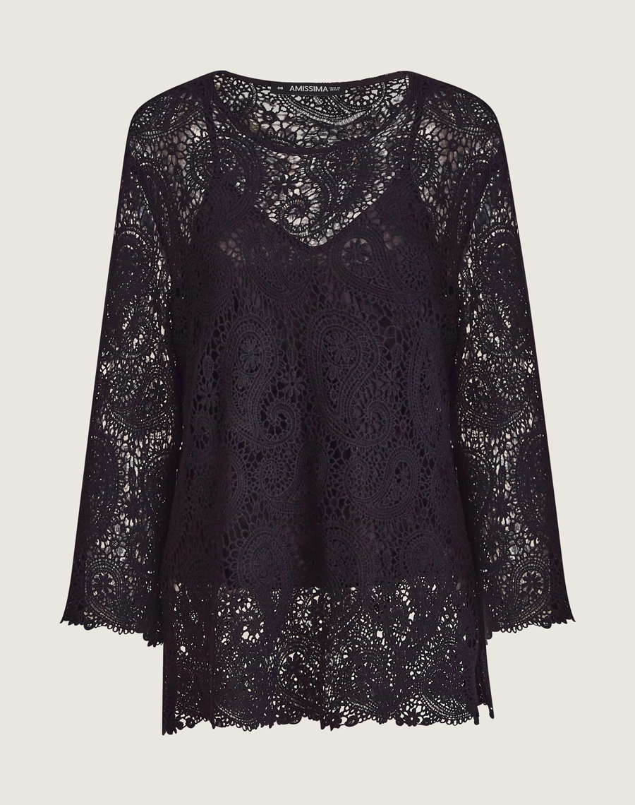 A Blusa Trancoso é confeccionada em renda de algodão, garantindo toque macio, caimento leve e sofisticação natural. É ideal para ocasiões especiais ao ar livre, celebrações diurnas ou looks resort chic elegantes e frescos.