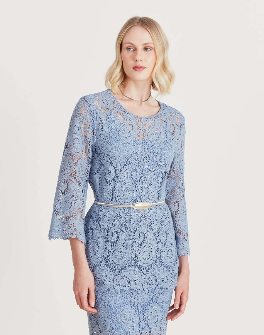 A Blusa Trancoso é confeccionada em renda de algodão, garantindo toque macio, caimento leve e sofisticação natural. É ideal para ocasiões especiais ao ar livre, celebrações diurnas ou looks resort chic elegantes e frescos.