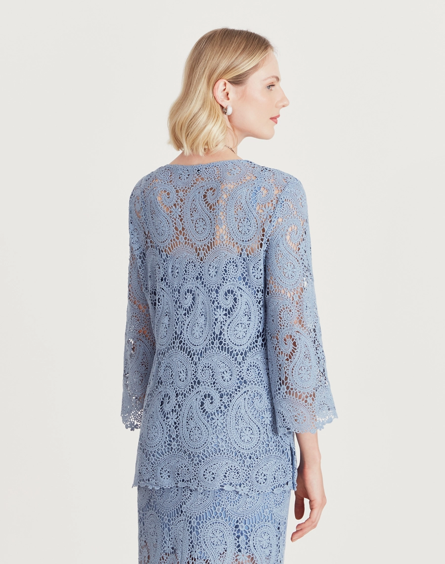 A Blusa Trancoso é confeccionada em renda de algodão, garantindo toque macio, caimento leve e sofisticação natural. É ideal para ocasiões especiais ao ar livre, celebrações diurnas ou looks resort chic elegantes e frescos.