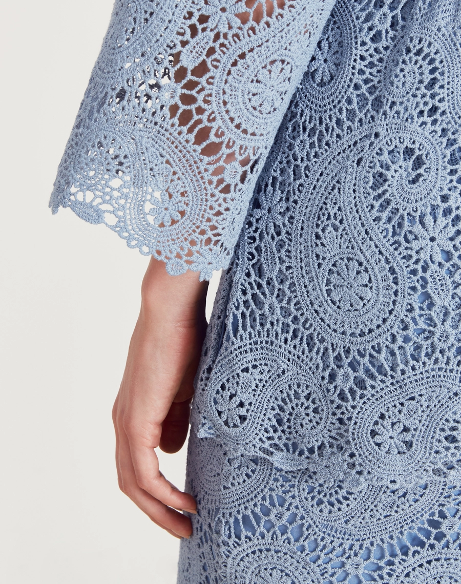 A Blusa Trancoso é confeccionada em renda de algodão, garantindo toque macio, caimento leve e sofisticação natural. É ideal para ocasiões especiais ao ar livre, celebrações diurnas ou looks resort chic elegantes e frescos.