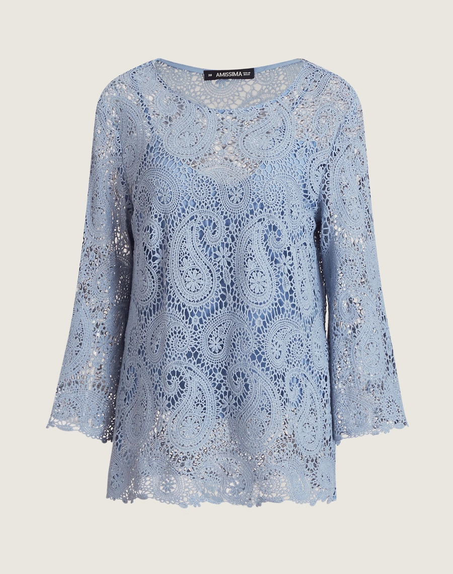 A Blusa Trancoso é confeccionada em renda de algodão, garantindo toque macio, caimento leve e sofisticação natural. É ideal para ocasiões especiais ao ar livre, celebrações diurnas ou looks resort chic elegantes e frescos.