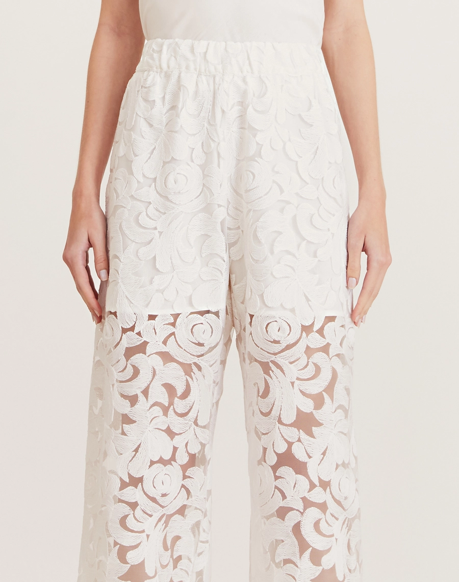 A Calça Juliana é confeccionada em laise de poliéste. Uma escolha ideal para eventos ao ar livre, celebrações elegantes ou produções resort chic com toque artesanal e refinado.
