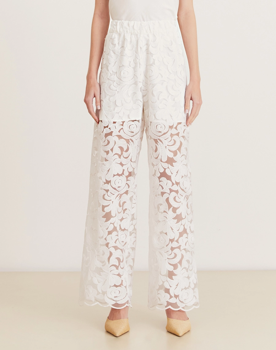 A Calça Juliana é confeccionada em laise de poliéste. Uma escolha ideal para eventos ao ar livre, celebrações elegantes ou produções resort chic com toque artesanal e refinado.