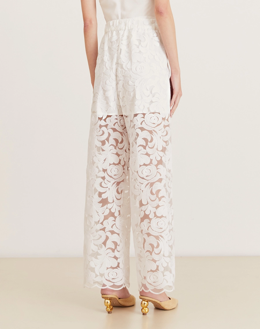 A Calça Juliana é confeccionada em laise de poliéste. Uma escolha ideal para eventos ao ar livre, celebrações elegantes ou produções resort chic com toque artesanal e refinado.