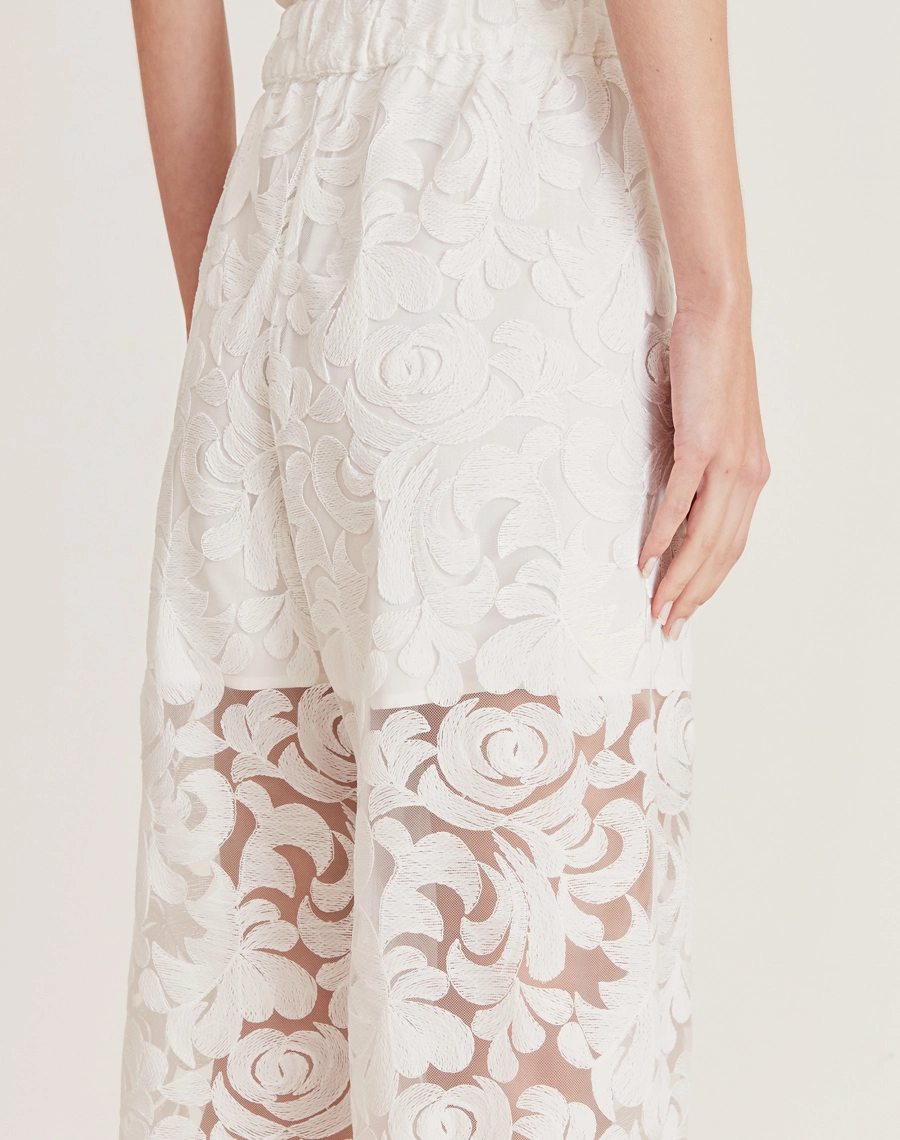 A Calça Juliana é confeccionada em laise de poliéste. Uma escolha ideal para eventos ao ar livre, celebrações elegantes ou produções resort chic com toque artesanal e refinado.
