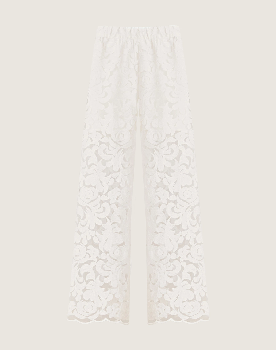 A Calça Juliana é confeccionada em laise de poliéste. Uma escolha ideal para eventos ao ar livre, celebrações elegantes ou produções resort chic com toque artesanal e refinado.
