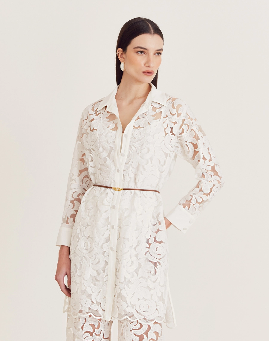 A Camisa Juliana é confeccionada em laise com padronagem em relevo que remete a arabescos florais, conferindo textura marcante e um toque sofisticado ao visual. <br/>