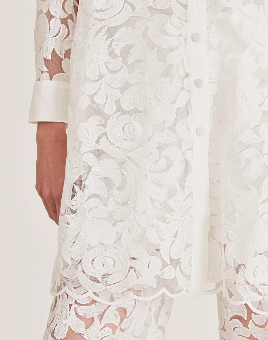 A Camisa Juliana é confeccionada em laise com padronagem em relevo que remete a arabescos florais, conferindo textura marcante e um toque sofisticado ao visual. <br/>