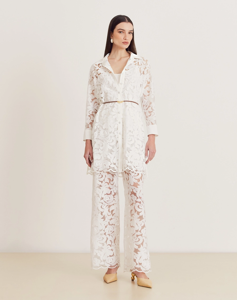 A Camisa Juliana é confeccionada em laise com padronagem em relevo que remete a arabescos florais, conferindo textura marcante e um toque sofisticado ao visual. <br/>