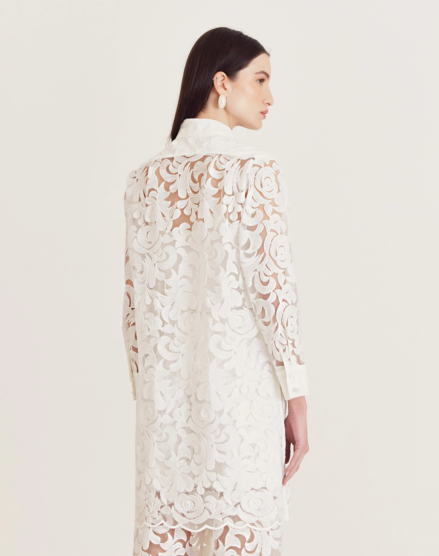 A Camisa Juliana é confeccionada em laise com padronagem em relevo que remete a arabescos florais, conferindo textura marcante e um toque sofisticado ao visual. <br/>