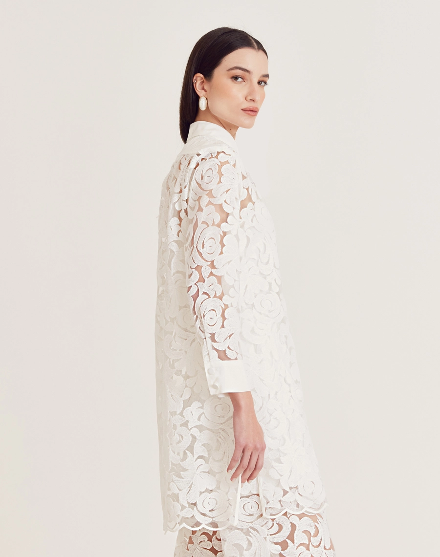 A Camisa Juliana é confeccionada em laise com padronagem em relevo que remete a arabescos florais, conferindo textura marcante e um toque sofisticado ao visual. <br/>