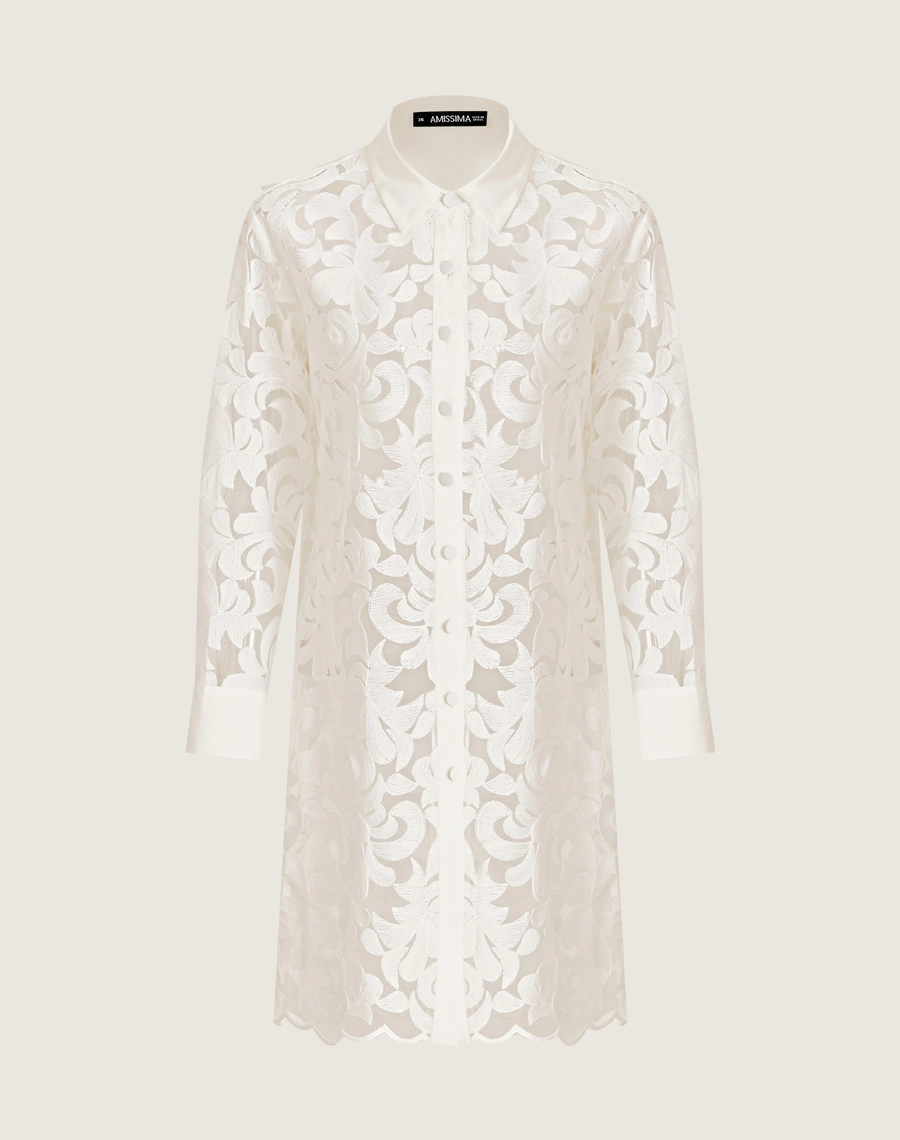 A Camisa Juliana é confeccionada em laise com padronagem em relevo que remete a arabescos florais, conferindo textura marcante e um toque sofisticado ao visual. <br/>