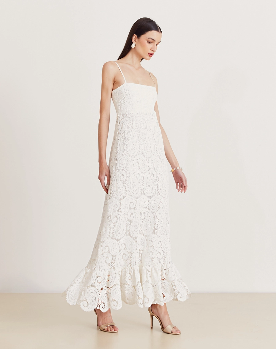 Vestido longo em renda de algodão com alças finas, lastex nas costas e barrado com babado. Elegante, leve e ideal para eventos ao ar livre.