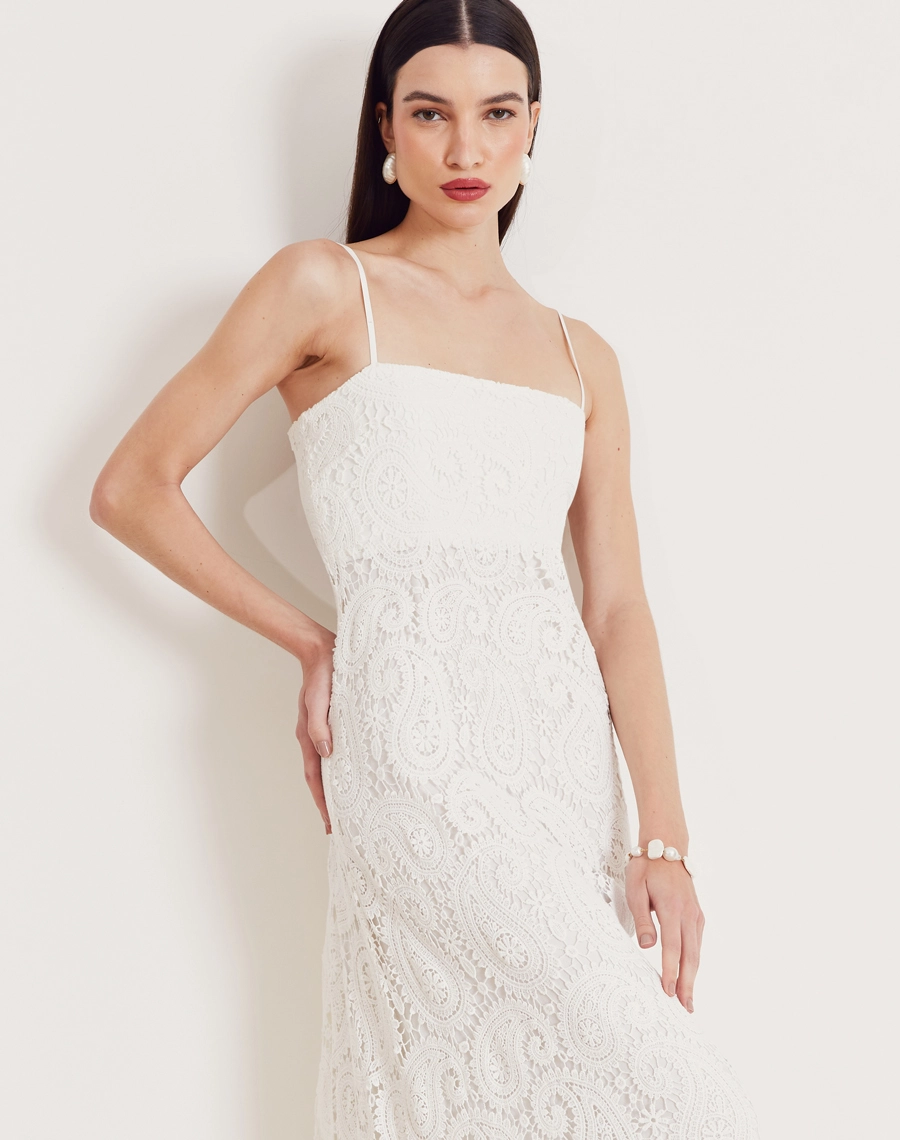 Vestido longo em renda de algodão com alças finas, lastex nas costas e barrado com babado. Elegante, leve e ideal para eventos ao ar livre.