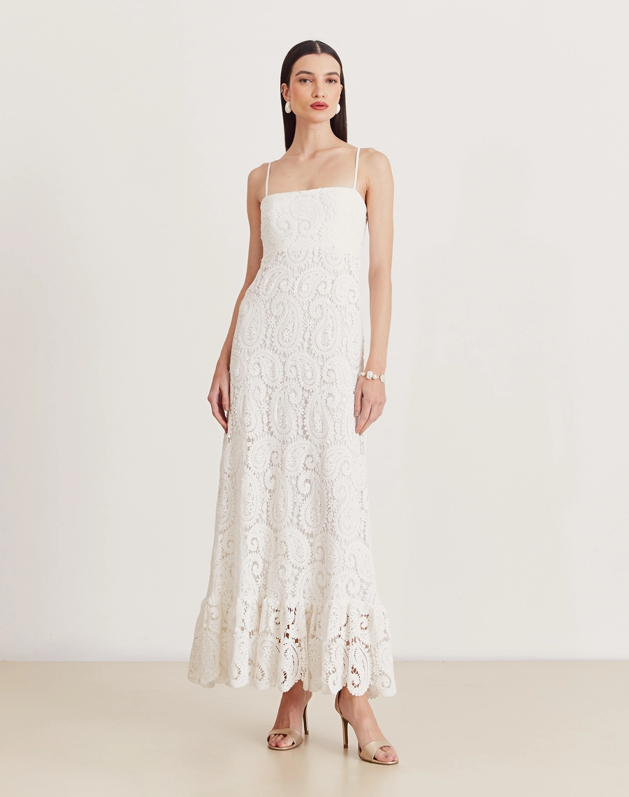 Vestido longo em renda de algodão com alças finas, lastex nas costas e barrado com babado. Elegante, leve e ideal para eventos ao ar livre.
