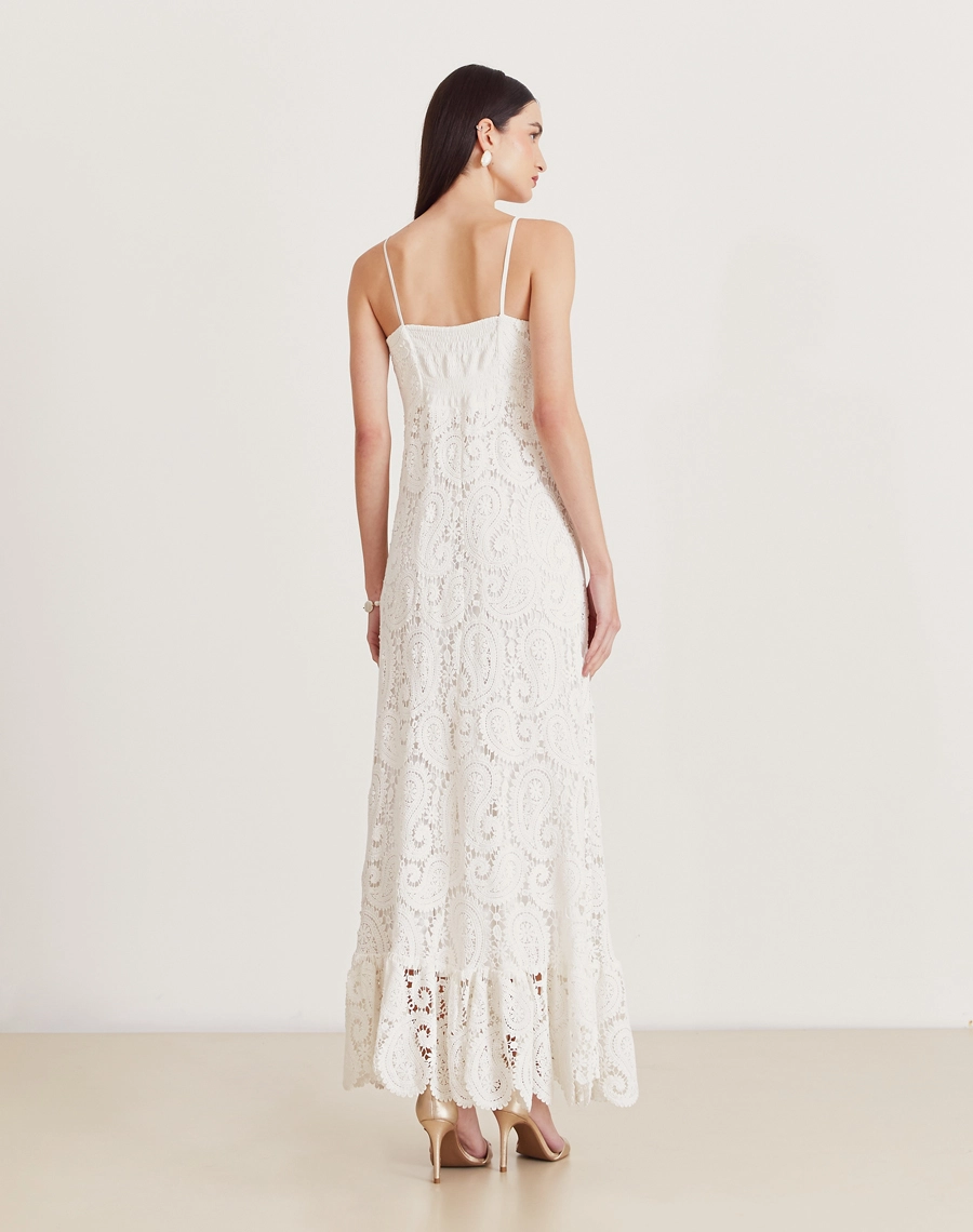 Vestido longo em renda de algodão com alças finas, lastex nas costas e barrado com babado. Elegante, leve e ideal para eventos ao ar livre.