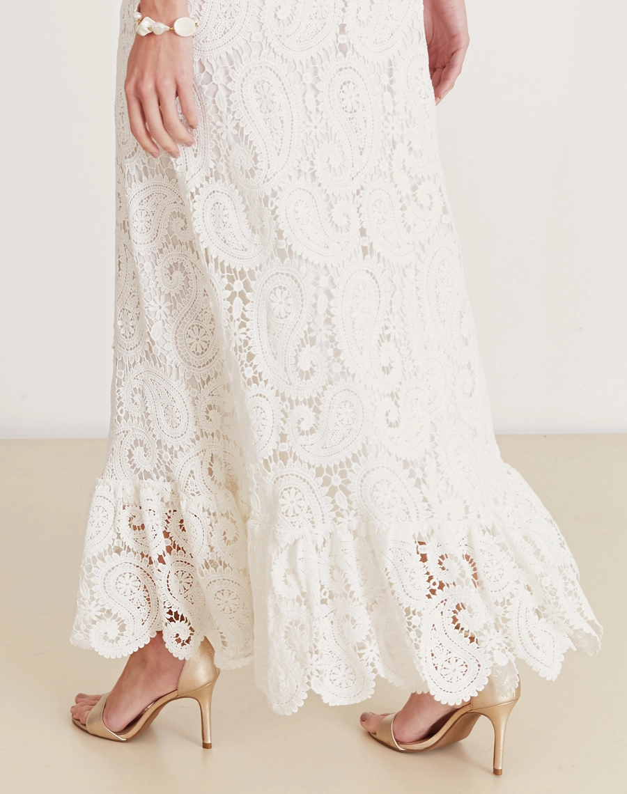Vestido longo em renda de algodão com alças finas, lastex nas costas e barrado com babado. Elegante, leve e ideal para eventos ao ar livre.