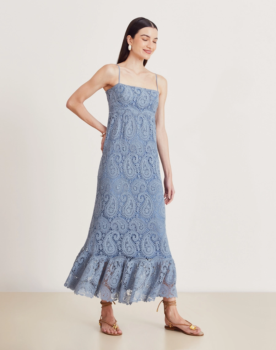 Vestido longo em renda de algodão com alças finas, lastex nas costas e barrado com babado. Elegante, leve e ideal para eventos ao ar livre.