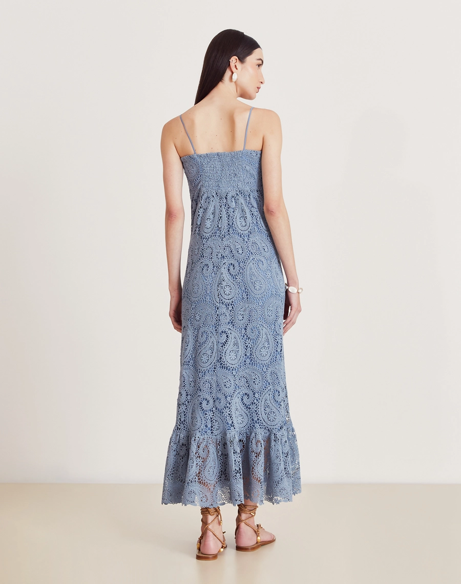 Vestido longo em renda de algodão com alças finas, lastex nas costas e barrado com babado. Elegante, leve e ideal para eventos ao ar livre.