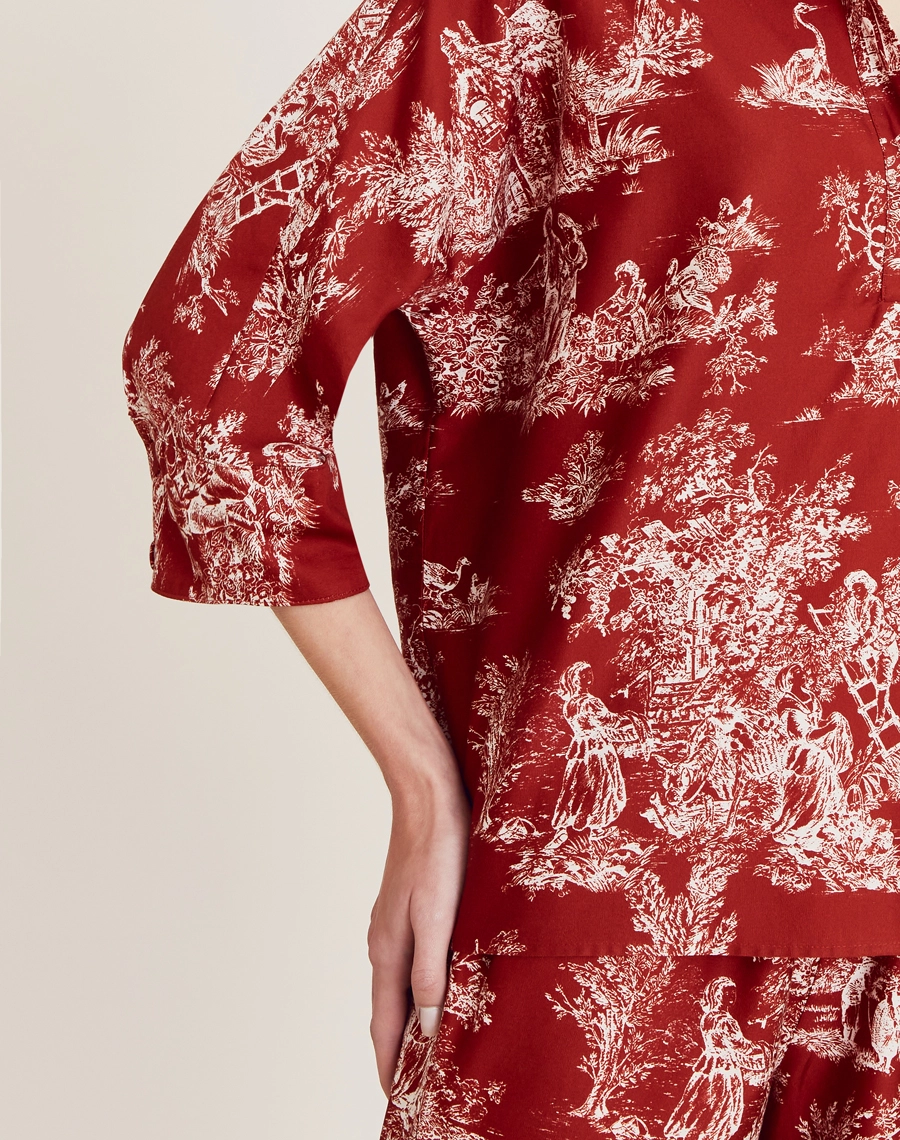 Blusa Sandra é confeccionada em viscose estampada, um tecido leve e suave ao toque, oferecendo leveza e frescor ao vestir. Com estampa floral Amissima exclusiva em tons de roxo sobre fundo claro.