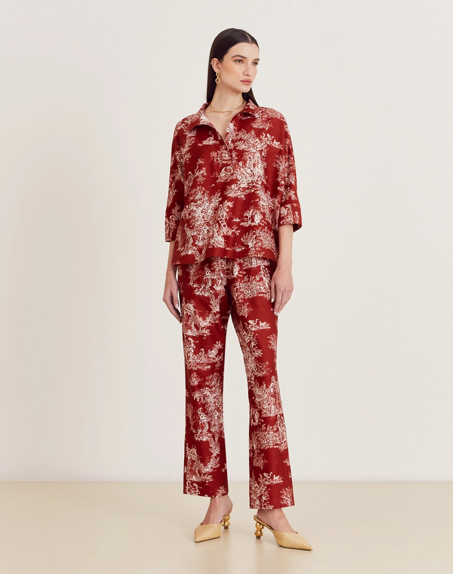 Blusa Sandra é confeccionada em viscose estampada, um tecido leve e suave ao toque, oferecendo leveza e frescor ao vestir. Com estampa floral Amissima exclusiva em tons de roxo sobre fundo claro.
