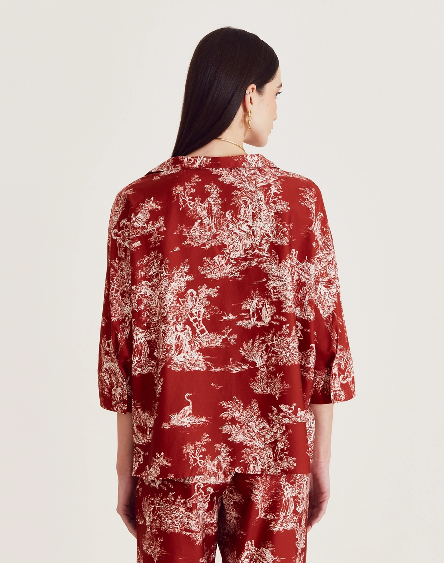 Blusa Sandra é confeccionada em viscose estampada, um tecido leve e suave ao toque, oferecendo leveza e frescor ao vestir. Com estampa floral Amissima exclusiva em tons de roxo sobre fundo claro.
