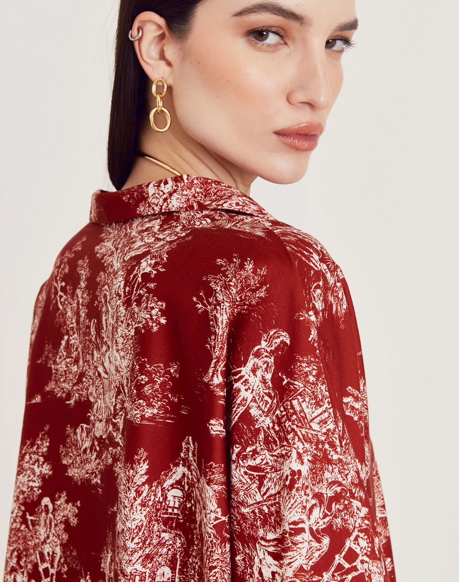Blusa Sandra é confeccionada em viscose estampada, um tecido leve e suave ao toque, oferecendo leveza e frescor ao vestir. Com estampa floral Amissima exclusiva em tons de roxo sobre fundo claro.