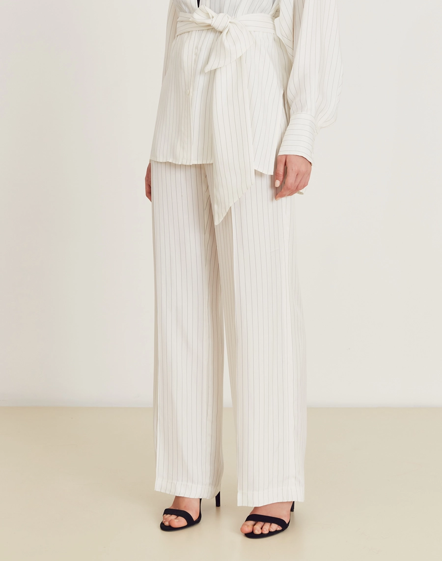 O Conjunto Apollonia é confeccionado em cupro misto, conhecido por sua textura macia, caimento leve e fluido, e leve brilho acetinado semelhante à seda. Com estampa listrada, esse conjunto é ideal para quem busca um look moderno e sofisticado, que transita com facilidade do dia para a noite.